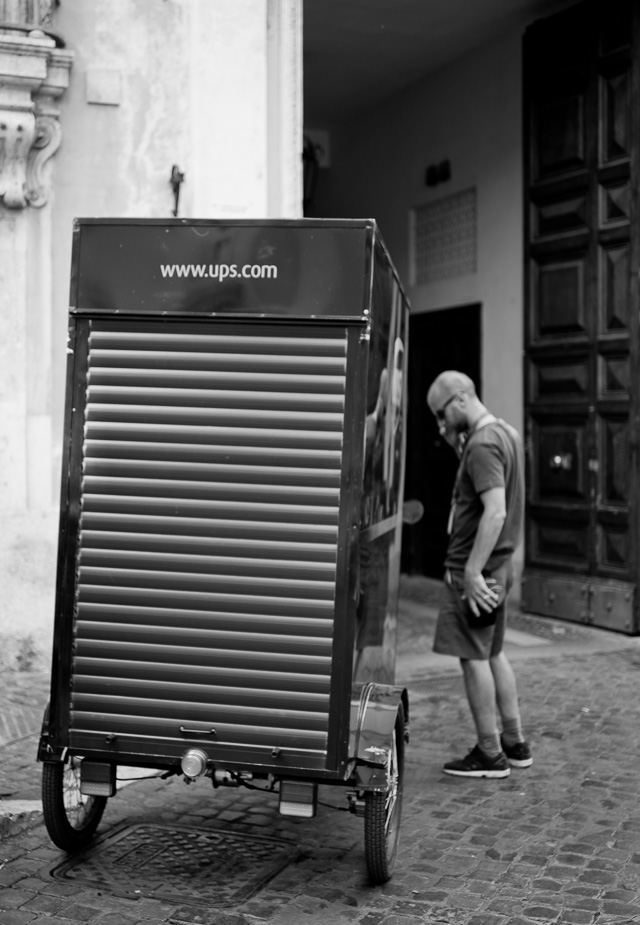This is how UPS works in the narrow streets of Rome. Leica TL2 with Leica 35mm Summilux-TL ASPH f/1.4. © 2017 Thorsten Overgaard.  