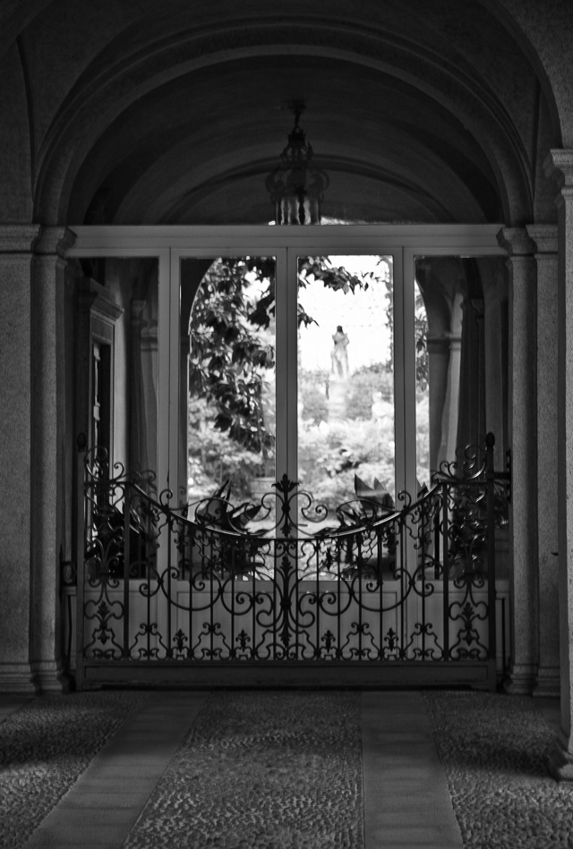 Via Borgonuovo in Milano features a lot of citiy palaces with private parks in the back. Some with elegant statues. Leica TL2 with Leica 50mm Summilux-M ASPH f/1.4 Black Chrome. © 2017 Thorsten Overgaard.  
