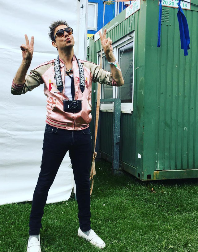 The very popular "Rock'n'Roll" strap from Tie Her Up was inspired by a guitar strap. No surprise, the always fashionable guitar player of The Kill, Jamie Hince, simply uses his Micky Mouse guitar strap as his camera strap. Wrong camera, but cool idea.
