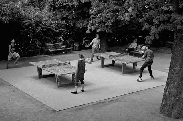 Tping pong in the park in Berlin. Leica M11 with Leica 50mm Summilux ASPH f/1.4 BC. © Thorsten Overgaard. 