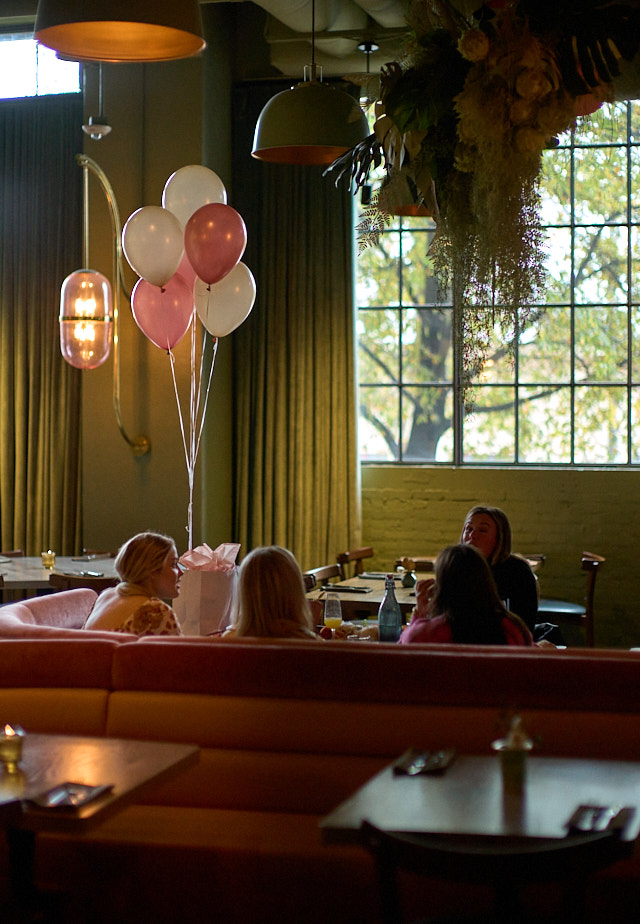 Birthday party in Atlanta. Ballons and lots of photos. Leica M11 with Leica 50mm Noctilux-M ASPH f/0.95. © Thorsten Overgaard. 