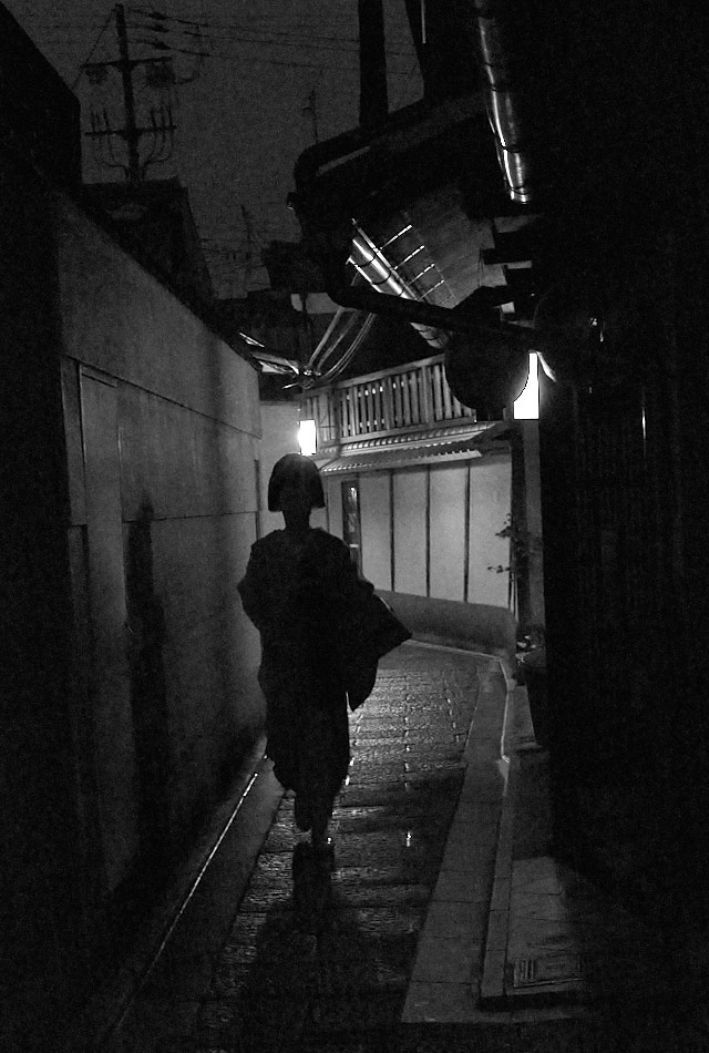 A geisha walking theough the back streets in Kyoto. Leica M11 with Leica 50mm APO-Summicron-M ASPH f/2.0 LHSA. © Thorsten Overgaard.