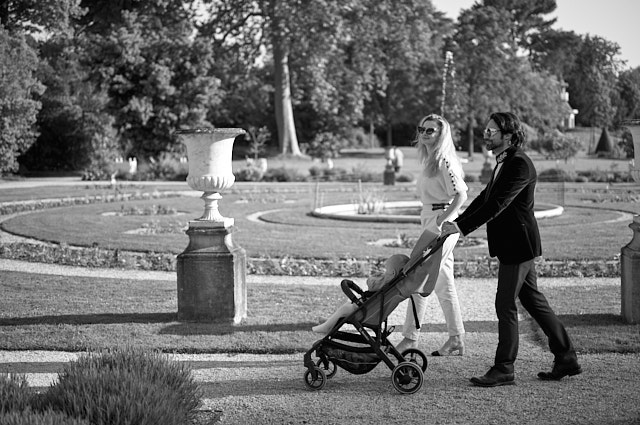 The Matéa and Francois family in la Roseraie at Parc Bagatelle. Leica M11 with Leica 50mm APO-Summicron-M ASPH f/2.0 LHSA. © Thorsten Overgaard. 