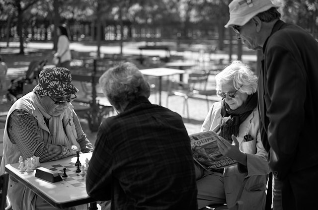 Playing chess in the park. Leica M11 with Leica 50mm APO-Summicron-M ASPH f/2.0 LHSA. © Thorsten Overgaard. 