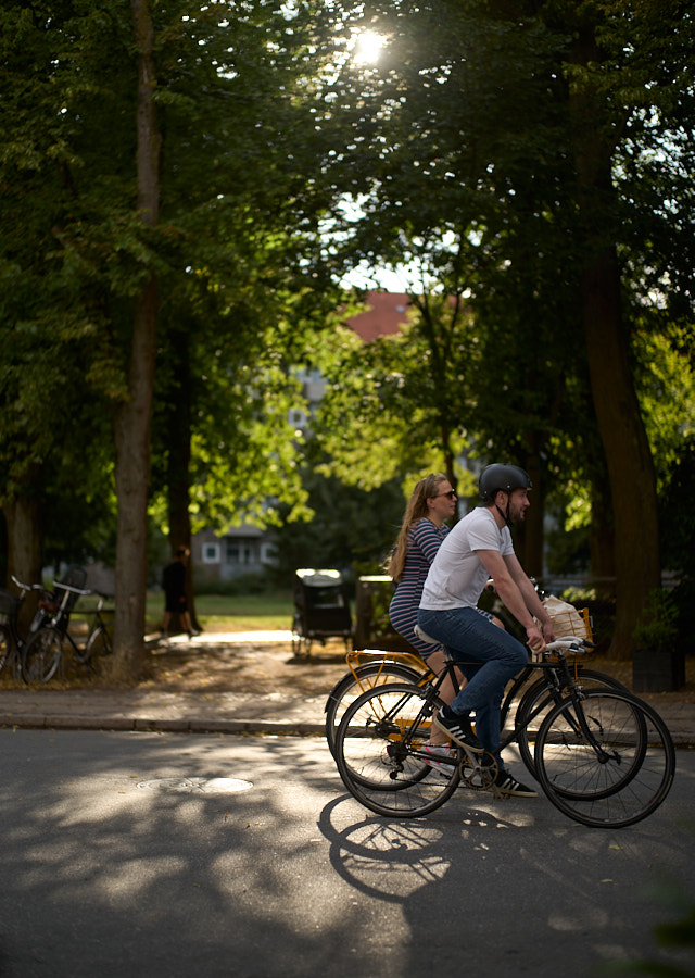 Bicycling couple in Copenhagen. Leica M11 with Leica 50mm Summilux-M ASPH f/1.4 BC. © Thorsten Overgaard.