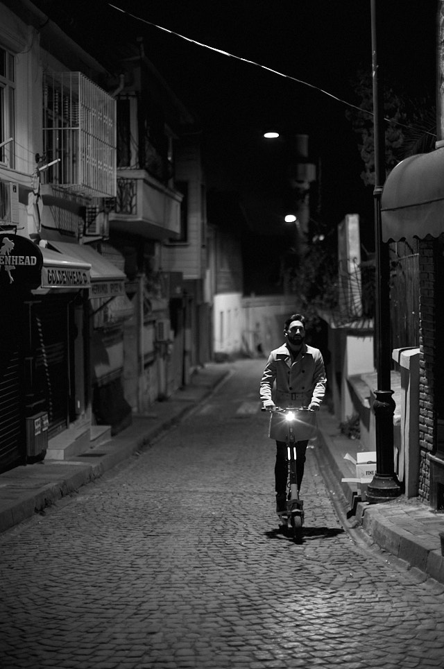 Night in a narrow back street in Sultanahmet in Istanbul. Leica M11 with Leica 50mm Noctilux-M ASPH f/0.95. © Thorsten Overgaard. 