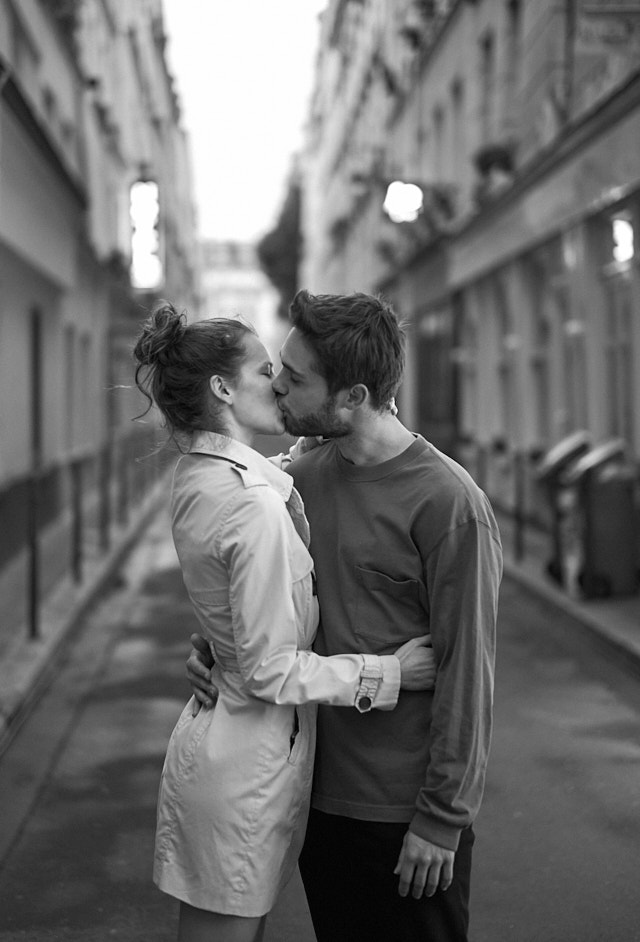 "The Kissing Couple on Rue de la Sourdière". Leica M10-P with Leica 50mm Summilux-M ASPH f/1.4 BC. © Thorsten Overgaard.