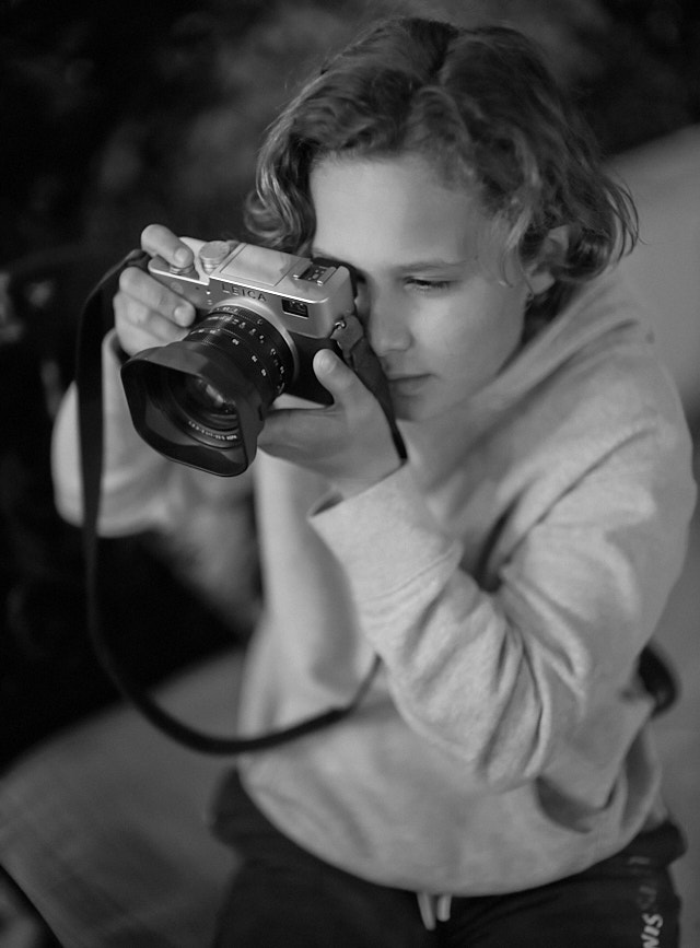 Young owner of the Leiac Digilux 2. He bought one online in 2020 with macro adapter and filters for a really good price. © Thorsten Overgaard. 