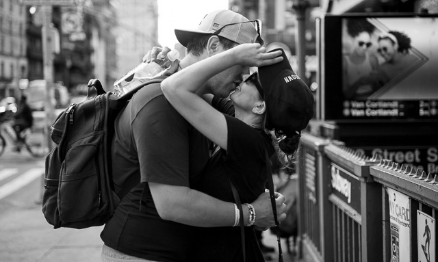 Another kiss .. and I had a camera. Leica M10-R with Leica 50mm APO-Summicron-M f/2.0 LHSA. © Thorsten Overgaard.