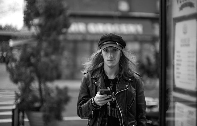 Street portrait in New York. Leica M10-R with Leica 50mm Noctilux-M ASPH f/0.95. © Thorsten Overgaard. 