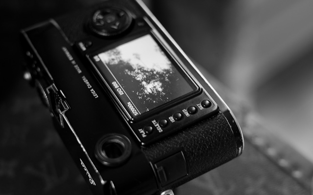 The round buttons of the Leica M9 have a delayed response when you press them. 