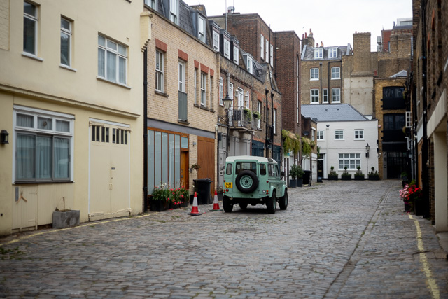 Very british. A mew (stables behind streets turned into hip homes and offices), and a Range Rover. Leica M10-P with Leica 50mm Summicron-M f/2.0 II Rigid. © Thorsten Overgaard.