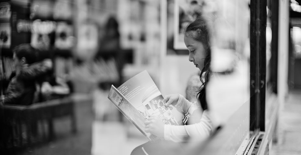 A girl dreaming herself away. Leica M10 with Leica 50mm Noctilux-M ASPH f/0.95. © Thorsten Overgaard.