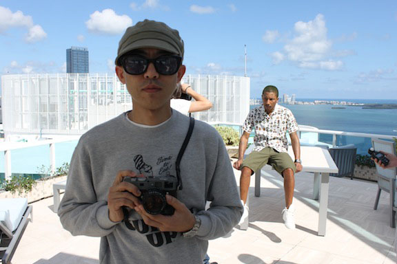 Nigo with his Leica M9 P hammerthorne (and Pharrel in the background). He sold it at Sotherby's together with (som of) his colletion of special suitcases, art and more. 