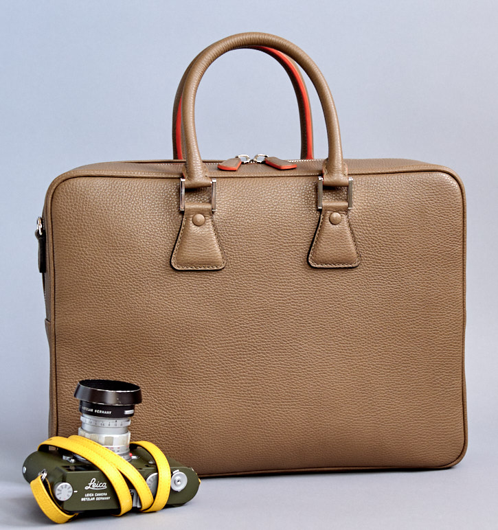 The Von camera bag in light brown Taupe is called "Tokyo" and is made of soft Italian calfskin.