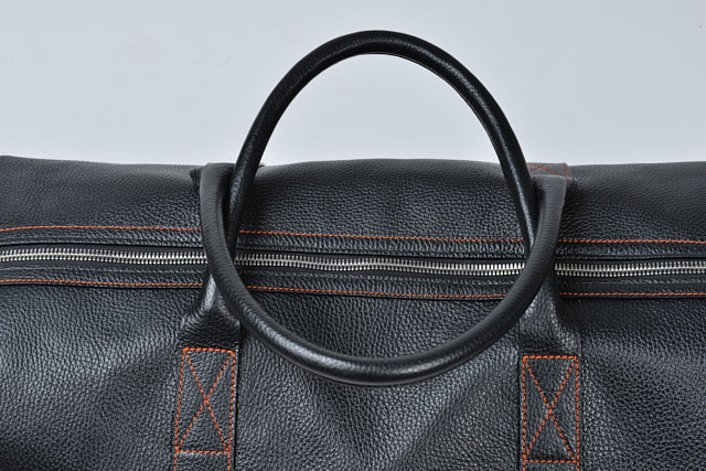 hand-stitched handles in the exact size so it is comfortable carrying the bag in the classic way - in your hands. 
