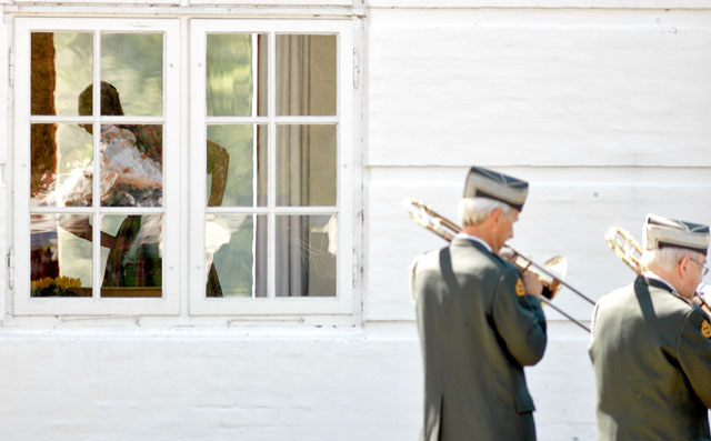 The Queen dancing inside to the band playing music outside the front door of the castle. Leica R9 with Leica 400mm Telyt-R f/6.8. © Thorsten von Overgaard.