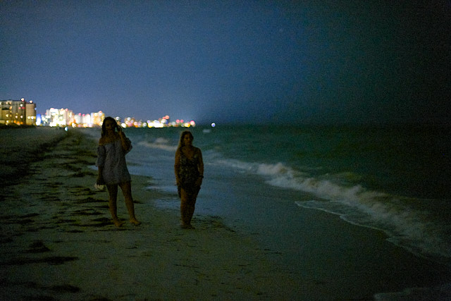 Layla and her mother Muki on Clearwater Beach at night. Leica SL2 with Leica 50mm Noctilux-M ASPH f/0.95. © Thorsten Overgaard. 