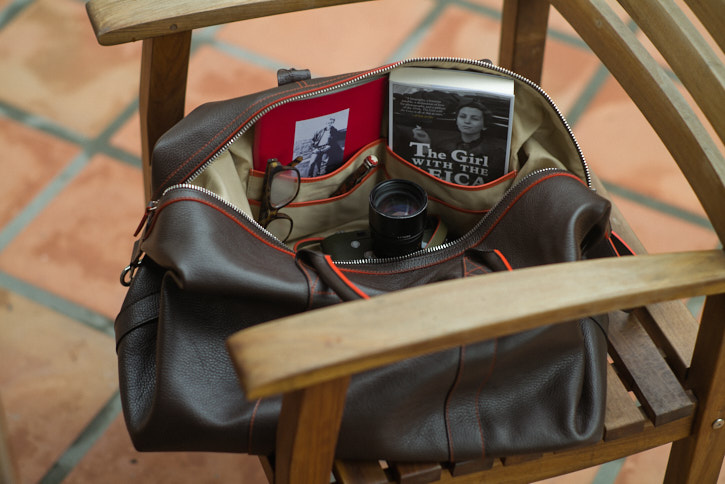 The brown edition of The Von Cuba 55. The bag has four large pockets inside hat fits chargers, books, notebooks, iPad and similar items. These pockets are the same as in other The Von bags, which is flat pockets what doesn't take up space when not in use, but expands to hold whatever you need to keep in place. 