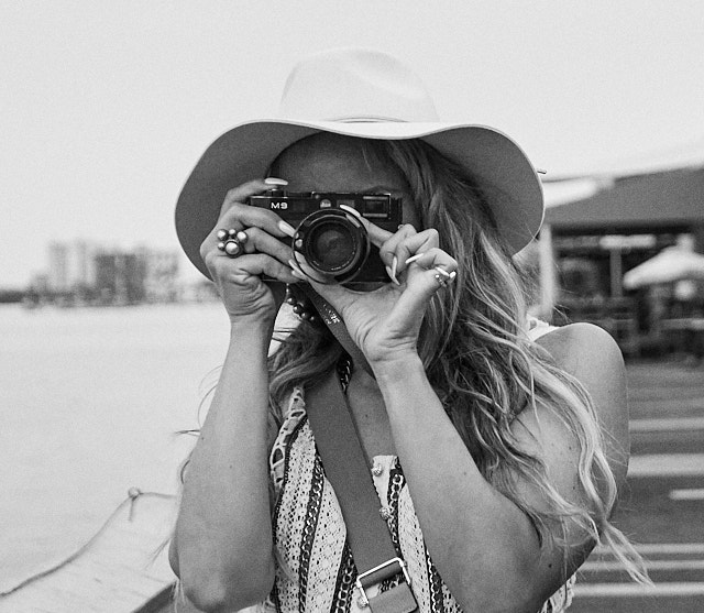 The Leica M9 in the hands of Layla. Leica D-Lux 7. © Thorsten Overgaard