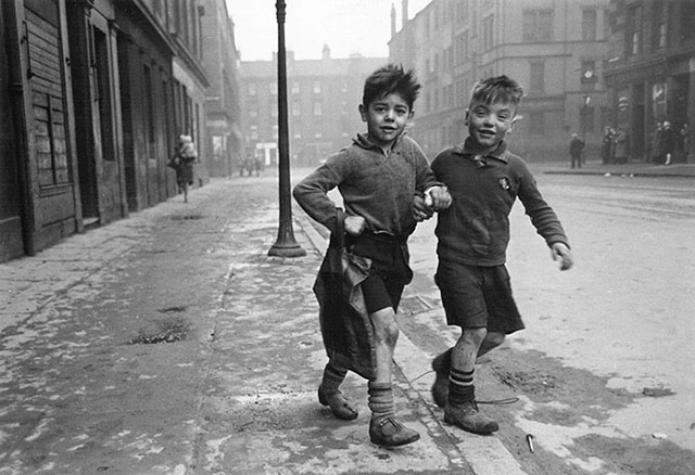 Bert Hardy (1913-1995) became one of the first professional photographers to use a Leica 35mm camera in 1938, three years before he started a lifelong career for Picture Post. Above is his photo from 1948, "Gorbals boys". 