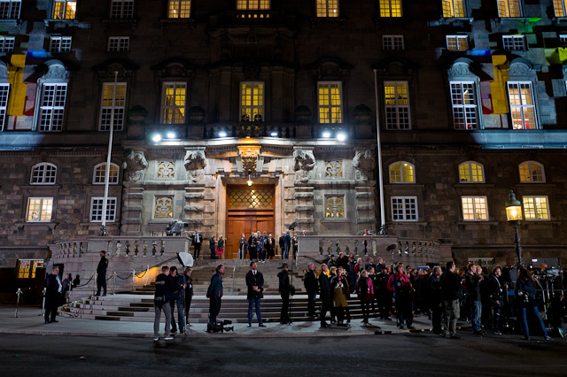 The press and security waiting outside the Danish Parliament for the Prime Minister around midnight. Leica Q. (800 ISO, f/1.7, 1/100 second). © 2015 Thorsten Overgaard. 