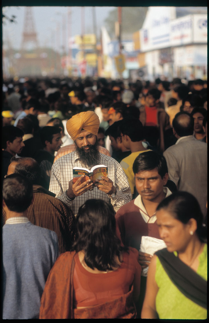 Kolkata Book Fair, reading Dianetics by L. Ron Hubbard, Leica 80mm Summilux-R f1.4