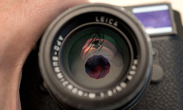 The aperture blades inside the consist of a number of blades that - as the aperture ring on the lens is rotated - narrow into a smaller and smaller hole. © Thorsten Overgaard.