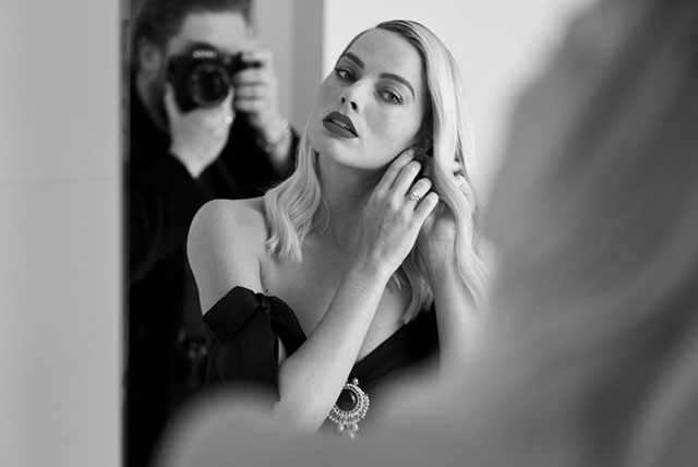 Greg Williams photographing Margot Robbie with the Leica SL2.