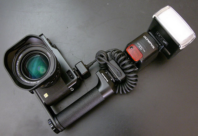 Panasonic DMC-LC1 with external Olympus flash using Canon Canon off-camera shoe cord 2
