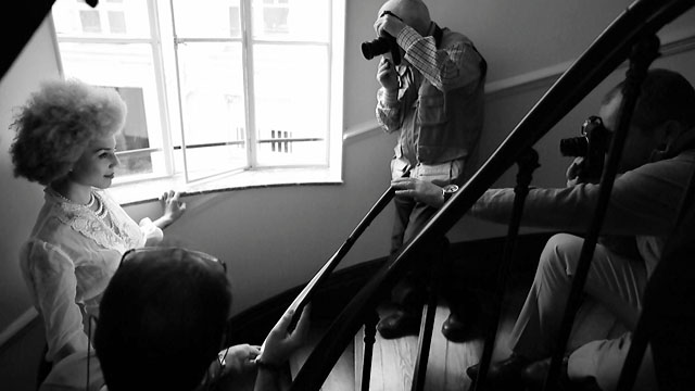 Model shoot in a small stairway in Paris with some beautiful light (video grab).  