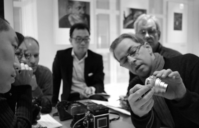 Thorsten explaining about small cameras in the photo workshop in The Leica Gallery Tokyo (Ginza). Photo by Pieter Franken.