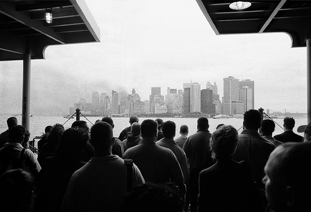 Tom Stoddart (2001). The attack on the Twin Towers, seen from the Staten Island Ferry. 
